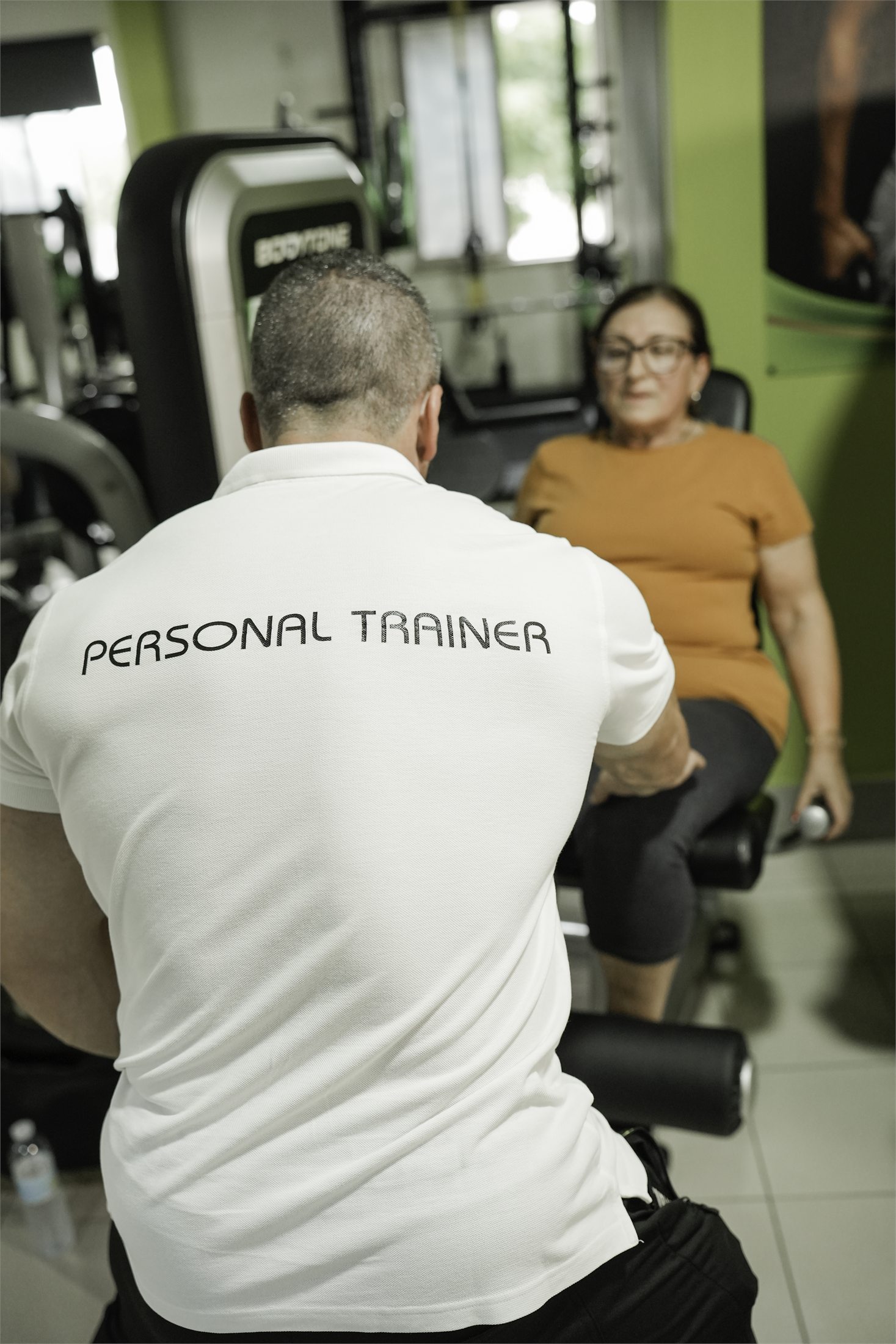 Personal trainer a acompanhar uma cliente