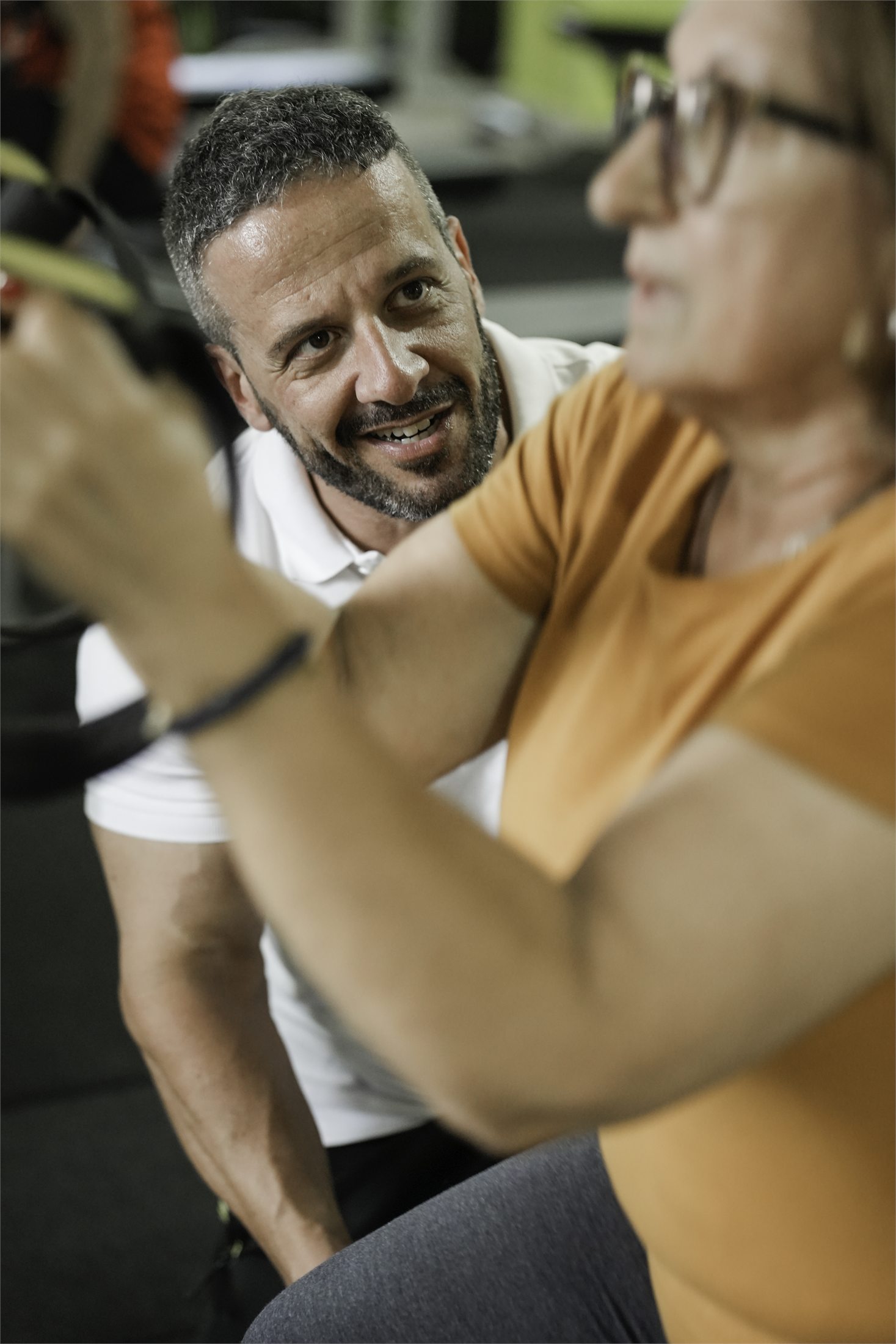 Personal trainer a acompanhar um treino em suspensão